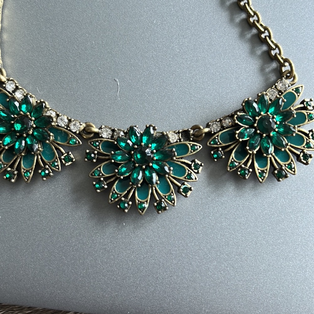 J  Crew Emerald green Statement necklace - Picture 2 of 3